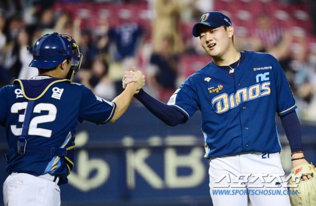 NC 마무리 김시훈과 안중열이 팀의 3대1 승리를 확정짓고 하이파이브하고 있다.  잠실=최문영 기자deer@sportschosun.com
