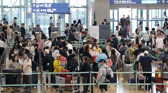 추석 연휴를 3일 앞둔 25일 오전 인천국제공항 제1여객터미널 출국장이 여행객 등으로 붐비고 있다./뉴시스