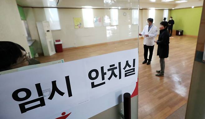 서울시가 신종 코로나바이러스 감염증(코로나19) 확산에 따른 사망자 급증으로 '장례 대란'에 대응해 임시 안치실을 마련한 모습. /뉴스1