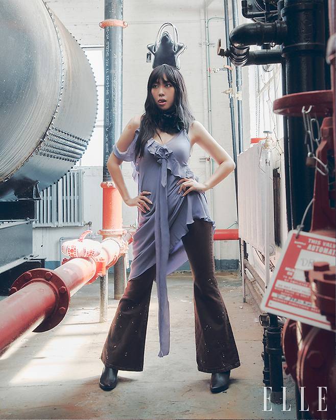 메탈릭 레더 소재의 샤인(Shine) 컬렉션의 스타 백과 시폰 소재 드레스, 팬츠는 모두 Coach.