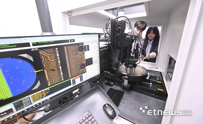 서울 금천구 펨트론에서 직원들이 8800 WIR 장비를 이용해 프레임드 웨이퍼를 검사하고 있다. 박지호기자 jihopress@etnews.com