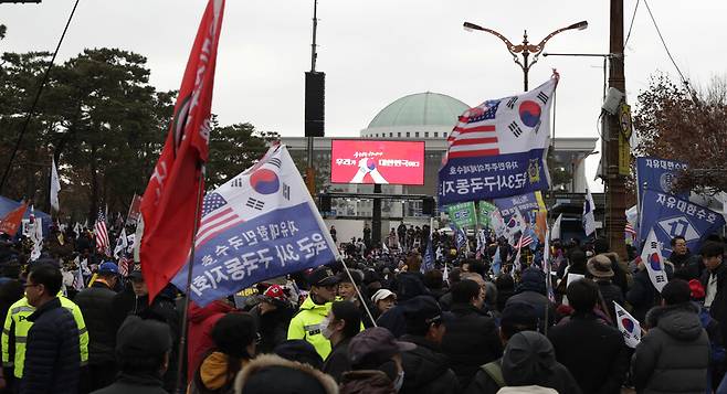 ‘자유대한민국수호’가 적힌 펼침막을 들고 나온 보수단체들이 2019년 12월17일 서울 여의도 국회 앞에서 연동형 비례대표제 반대 집회를 열고 있다. 한겨레 김혜윤 기자