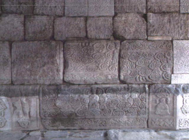 청계천 광통교 교대로 사용된 정릉 부재석들. 일부 돌들은 위아래가 바뀐 채 거꾸로 놓여 있다. 중앙문화재연구원 제공