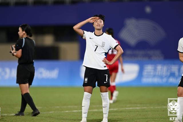 한국 여자 축구대표팀의 손화연이 25일 중국 저장성 원저우 스포츠 센터 스타디움에서 열린 2022 항저우 아시안게임 여자 축구 필리핀과의 조별리그 E조 2차전에서 득점에 성공한 뒤 세리머니를 하고 있다. 손화연은 이날 해트트릭을 기록하며 팀의 5-1 승리로 이끌었다. 대한축구협회 제공