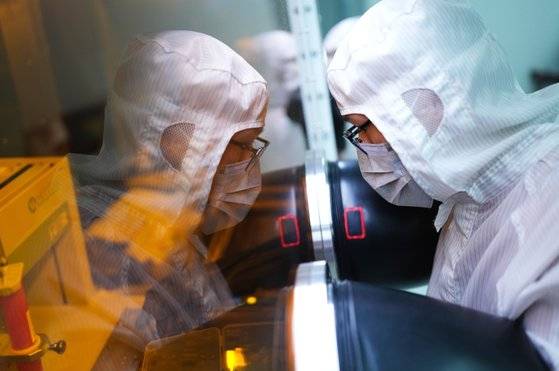 중국 장쑤(江蘇)성 반도체 공장 R&D 센터의 청년 연구원. [신화통신]