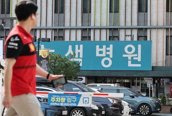 이재명 더불어민주당 대표의 구속 전 피의자 심문(영장실질심사)을 이틀 앞둔 24일 오후 서울 중랑구 녹색병원 앞으로 시민들이 지나고 있다. 뉴스1