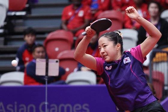 신유빈이 25일 항저우 아시안게임 탁구 여자 단체전 일본과의 준결승 경기를 펼치고 있다. 뉴스1