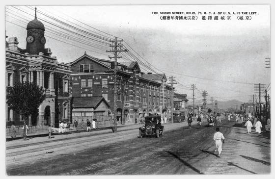 종로 중앙기독교청년회관(YMCA) 앞 거리를 달리던 자동차. [사진 서울역사박물관]