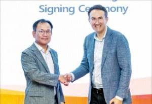 하민용 SK텔레콤 최고사업개발책임자(CDO·왼쪽)와 에릭 앨리슨 조비 부사장.  SK텔레콤 제공