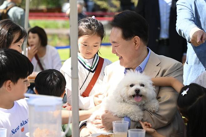 윤석열 대통령이 24일 서울 용산어린이정원에서 추석을 앞두고 열린 '추석맞이 팔도장터'를 찾아 어린이와 대화하고 있다. 사진=연합뉴스