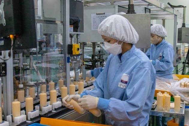 한국콜마 세종공장의 작업자가 화장품 용기를 구분하고 있다. 본 기사와 직접적 관련은 없습니다.  /사진=한국콜마