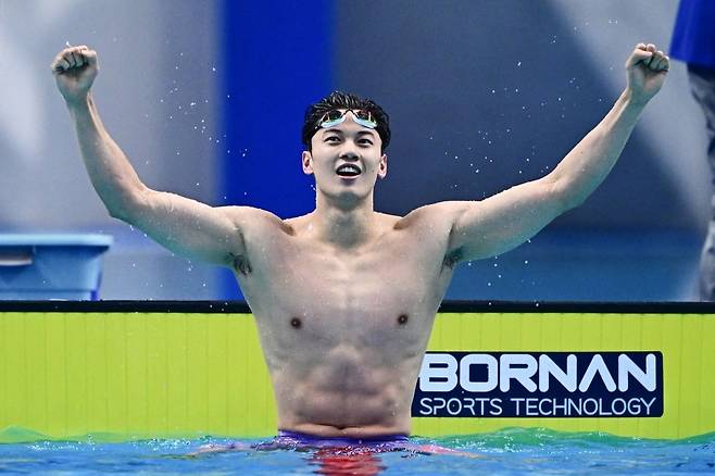24일 저장성 항저우 올림픽 스포츠센터 수영장에서 진행된 남자 개인혼영 200m 결승에서 금메달을 목에 걸게 된 중국 수영선수 왕순. /사진=연합AFP
