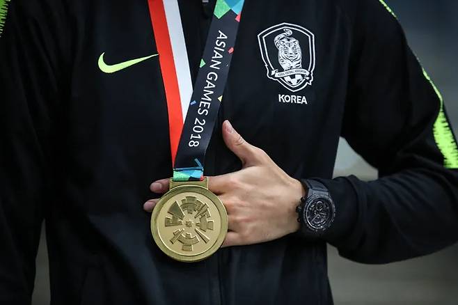 An athlete on the national football team wears a gold medal in men’s football in the Jakarta Palembang Asian Games in September 2018. Courtesy of the Korea Football Association