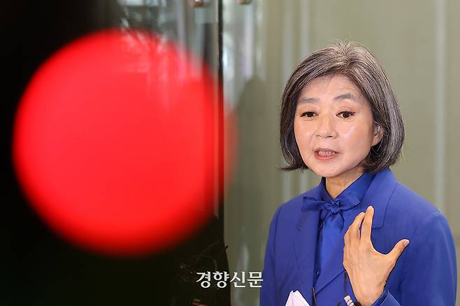 김행 여성가복부 장관 내정자가 지난 18일 서울 종로구 이마빌딩에 마련된 인사청문회 준비 사무실로 출근하며 취재진의 질문에 답변하고 있다. 조태형 기자