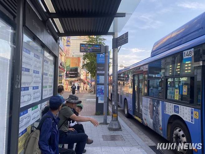 서울 종암동 한 버스정류장에서 시민들이 버스를 기다리고 있다.