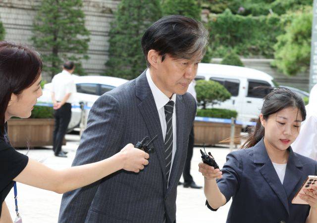 ‘자녀 입시 비리·감찰 무마 의혹’으로 재판에 넘겨진 조국 전 법무부 장관이 지난 18일 서울 서초구 서울고등법원에서 열리는 2심 공판에 출석하고 있다. 연합뉴스