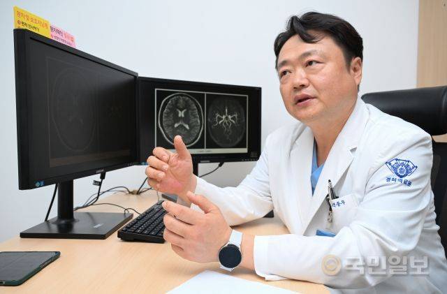 백종우 경희대 정신건강의학과 교수가 지난 12일 서울 동대문구에 있는 경희의료원에서 국민일보와 인터뷰를 하고 있다. 백 교수는 과거 보건복지부 중앙심리부검센터장을 역임하며 자살자의 사인을 밝혀내는 작업에 참여했다.  윤웅 기자