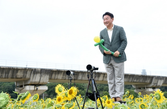 김동근 의정부시장이 해바라기 정원을 찾은 시민들에게 인사를 건네고 있다. 의정부시 제공