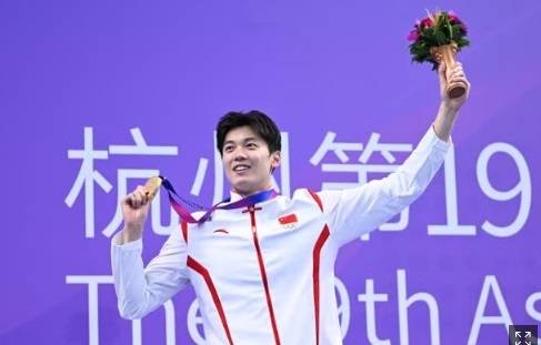 항저우 아시안게임 수영 배영에서 금메달을 딴 중국 선수가 화제다. [사진출처 = 연합뉴스]