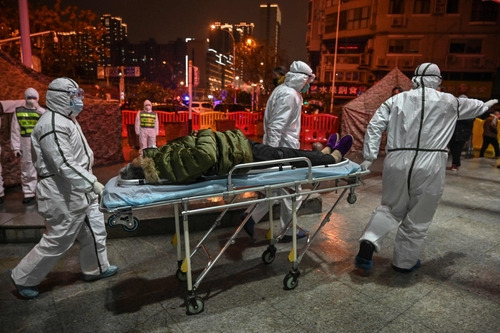 환자를 데리고 우한 병원으로 뛰어가는 의료진들. [AFP·연합]