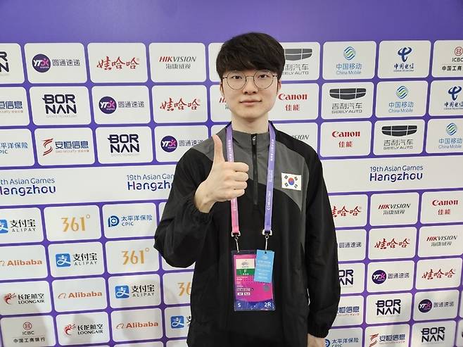 e스포츠 리그 오브 레전드(LoL) 국가대표 이상혁(페이커)이 25일 항저우 아시안게임 예선 2차전 카자흐스탄전을 마친 뒤 엄지손가락을 치켜올리고 있다. [김지한 기자]