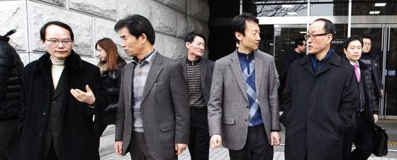 부림사건 재심 청구자 (왼쪽부터) 고호석, 최준영, 설동일, 노재열, 이진걸씨등 5명이 2014년 2월 13일 오전 부산지법에서 33년 만에 무죄 판결을 받고 이야기를 나누며 법원을 나오고 있다.  /사진=뉴스1