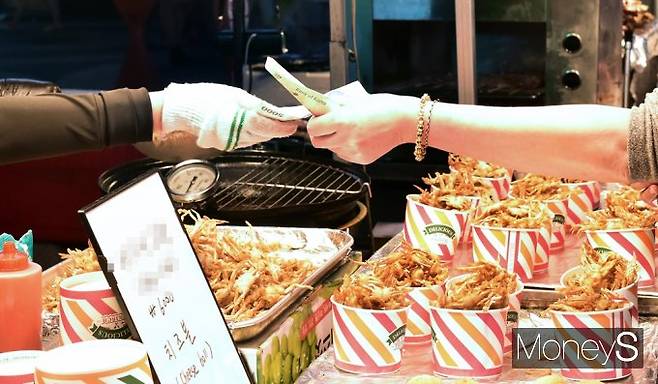 명동 노점상 일부는 신용카드 대신 현금이나 은행 계좌이체로만 결제를 유도하는 것으로 나타났다. 사진은 명동 노점에서 판매하는 음식. /사진=임한별 기자