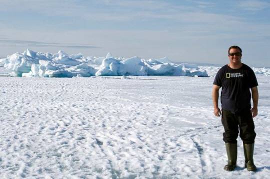 반팔 차림으로 북극에서 포즈를 취한 남성. 북극 전문 여행사 아틱 킹덤 홈페이지 캡처