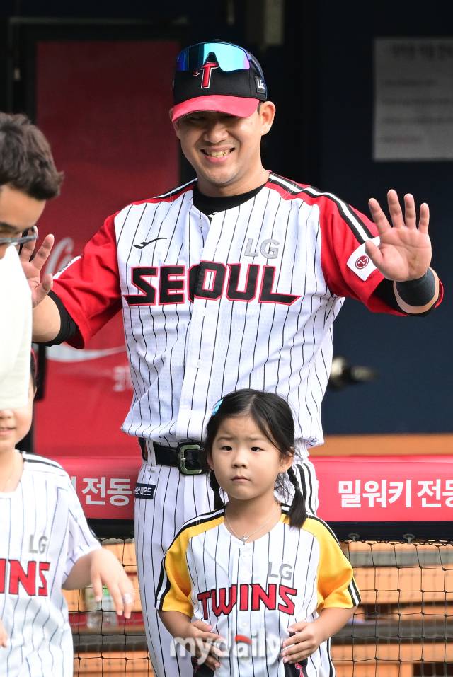 딸을 보며 행복해하는 김민성 / 잠실 = 유진형 기자 zolong@mydaily.co.kr