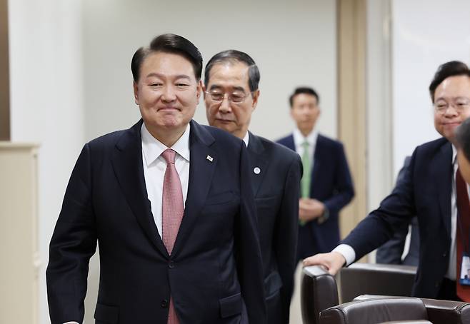 윤석열 대통령과 한덕수 국무총리가 25일 서울 용산 대통령실 청사에서 열린 국무회의에 입장하고 있다. [연합]