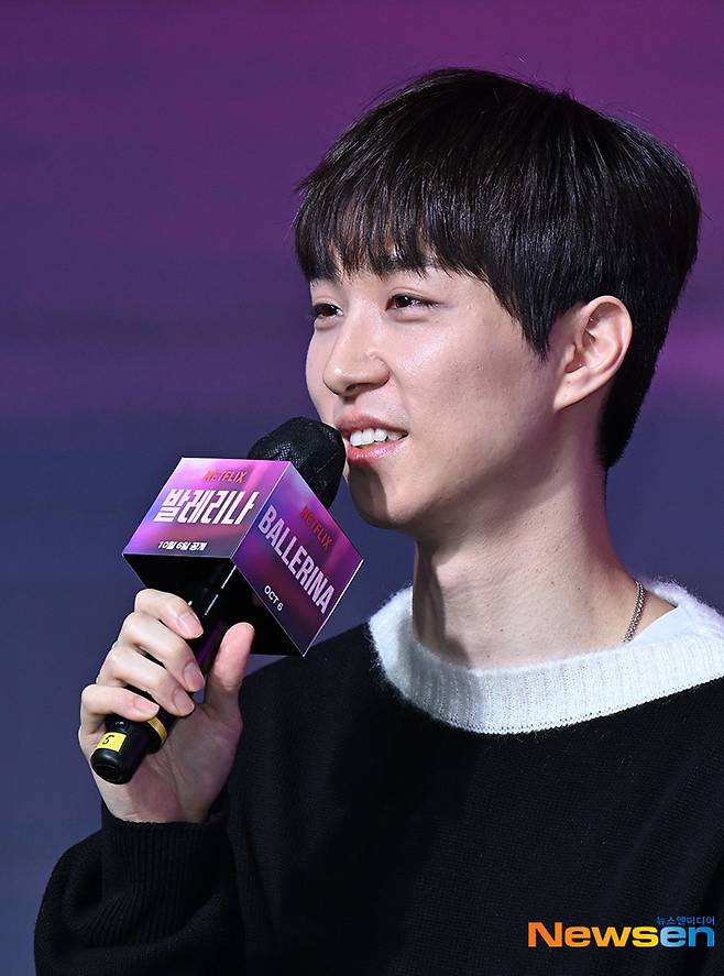 이충현 감독, ‘부드럽게 미소 띄며’