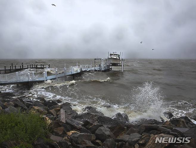 [콜로니얼비치( 미 버지니아주)= 9월 23일 버지니아주 웨스트모얼랜드 카운티 일대의 바닷가를 강타하는 오필리아의 해일성 파도. 2023.09.25.