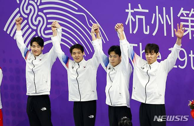 [항저우=뉴시스] 정병혁 기자 = 양재훈, 이호준, 김우민, 황선우가 25일 중국 항저우 올림픽 스포츠센터 수영장에서 열린 2022 항저우 아시안게임 남자 계형 800m 시상식에서 금메달을 수상하기 위해 시상대에 오르고 있다. 2023.09.25. jhope@newsis.com