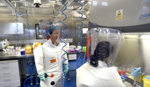 2017년 2월 우한바이러스연구소에서 스정리(왼쪽) 박사가 동료와 연구를 진행하는 모습. EPA=연합뉴스