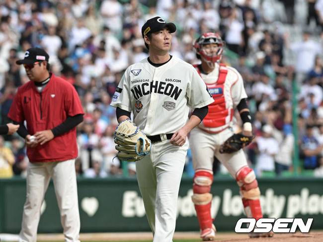 [OSEN=문학, 조은정 기자]24일 오후 인천 문학동 SSG랜더스필드에서 2023 신한은행 SOL KBO리그 SSG 랜더스와 롯데 자이언츠의 경기가 열렸다.5회초 1사 1루 SSG 문승원이 교체되고 있다. 2023.09.24 /cej@osen.co.kr