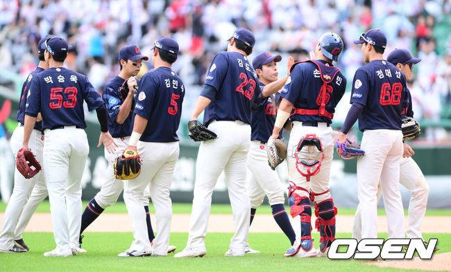 [OSEN=문학, 조은정 기자] 경기 종료 후 롯데 선수단이 승리를 기뻐하고 있다. 2023.09.24 /cej@osen.co.kr