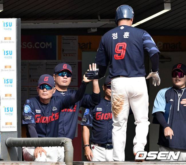 [OSEN=문학, 조은정 기자] 롯데 이종운 감독대행이 득점을 올린 정훈을 환영하고 있다. 2023.09.24 /cej@osen.co.kr