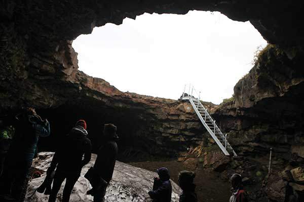 얼음동굴 밖으로 나오면 볼 수 있는 밝은 세상의 뻥 뚫린 하늘.