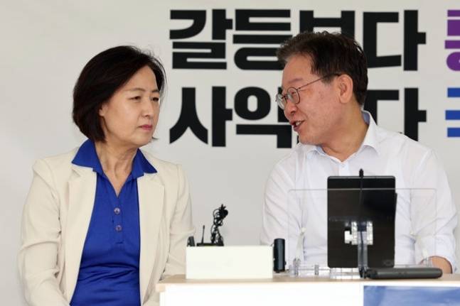 지난 3일 이재명 더불어민주당 당대표(오른쪽)가 서울 여의도 국회 본청 앞 단식 농성장에서 추미애 전 법무부 장관과 대화를 나누고 있다. 뉴스1