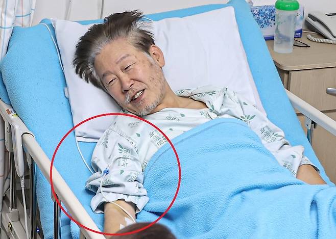 이재명 더불어민주당 대표가&nbsp;단식 23일차였던 지난 22일 서울 중랑구 녹색병원에서 진교훈 강서구청장 후보 등과 대화를 나누고 있다. 더불어민주당 제공