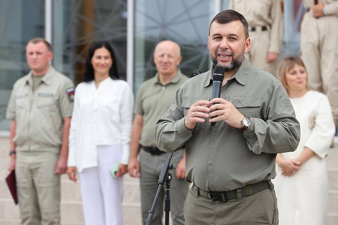 2023년 9월1일(현지시간) 러시아가 통제 중인 우크라이나 동부 도네츠크주의 마리우폴에서 도네츠크인민공화국(DPR) 수반 권한대행 데니스 푸실린(앞)이 러시아 국방부가 건립한 넵스카야 중학교 개교식에서 연설하고 있다. / 사진=타스 연합뉴스