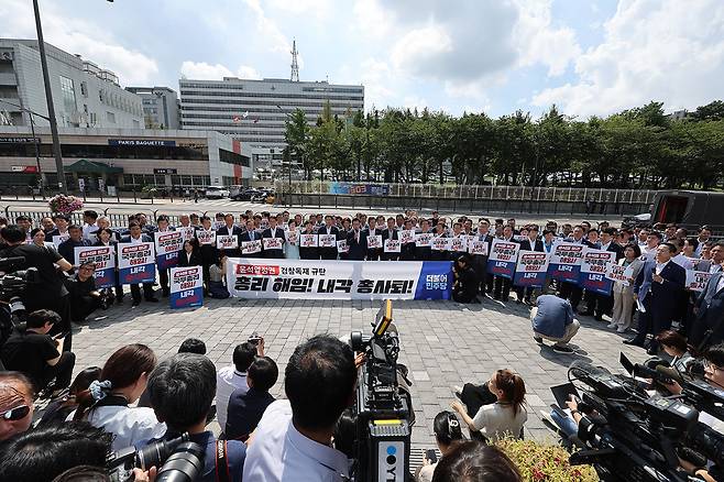 민주당 의원들이 9월18일 서울 용산구 대통령실 앞에서 윤석열 정권 국정 전면 쇄신 및 국무총리 해임·내각 총사퇴를 촉구했다.ⓒ연합뉴스