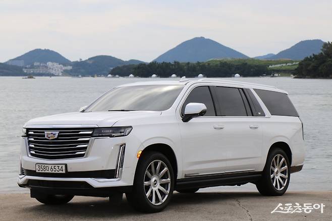 에스컬레이드 ESV는 5765mm라는 경이적인 전장을 자랑하며, 휠베이스는 3407mm로 국내 출시된 SUV 모델 중 가장 길다.
 또한 압도적인 크기만큼이나 여유로운 주행 성능을 갖춰 많은 스포츠스타와 연예인들의 사랑을 받고 있다. 원성열 기자 
sereno@donga.com