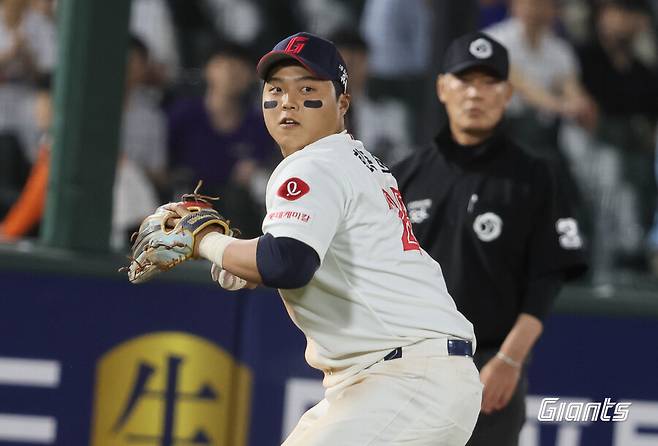 ▲ 이종운 감독대행은 한동희가 장기적으로 팀의 3루수로 자리잡는 게 이상적이라고 평가한다 ⓒ롯데자이언츠