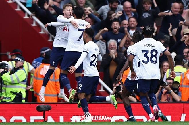 손흥민(왼쪽에서 두 번째, 등번호 7번)이 25일(한국시간) 아스널전에서 두 번째 골을 넣은 뒤 동료들과 함께 기뻐하고 있다. /AFPBBNews=뉴스1