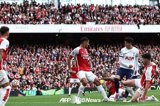 손흥민(오른쪽에서 두 번째)이 25일(한국시간) 아스널전에서 선제골을 넣는 순간. /AFPBBNews=뉴스1
