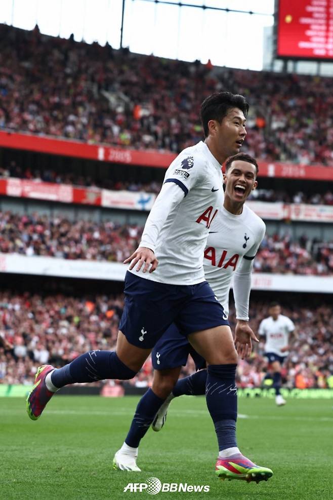 손흥민이 25일(한국시간) 아스널전에서 선제골을 넣은 뒤 기뻐하고 있다. /AFPBBNews=뉴스1