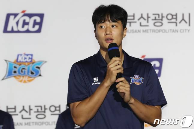 KCC 허웅이 25일 부산 사직체육관에서 열린 2023~24시즌 출정식에서 각오를 밝히고 있다. /사진=뉴스1