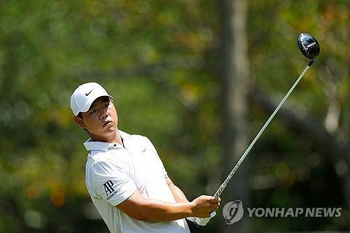 공의 방향을 쫓는 김주형. [AFP/게티이미지=연합뉴스]