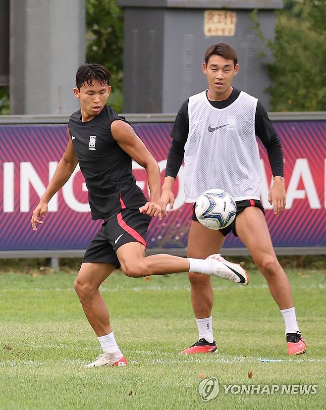 훈련하는 정우영과 송민규 (파주=연합뉴스) 김인철 기자 = 항저우 아시안게임 축구 국가대표팀 정우영과 송민규가 14일 경기도 파주 NFC(대표팀트레이닝센터)에서 훈련을 하고 있다. 2023.9.14 yatoya@yna.co.kr